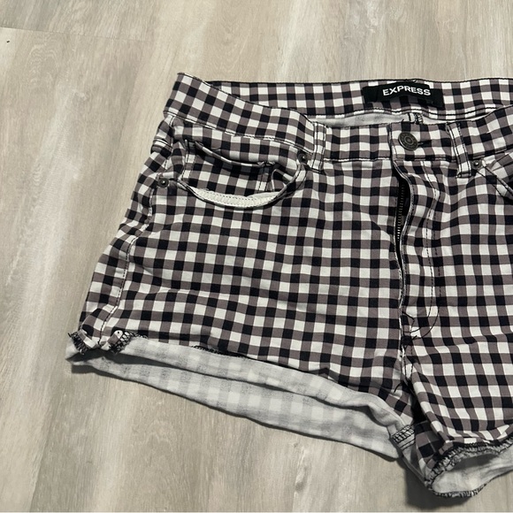 Express Shortie Stretch High Rise Black Gray White Print Shorts Sz 12 - Picture 2 of 5